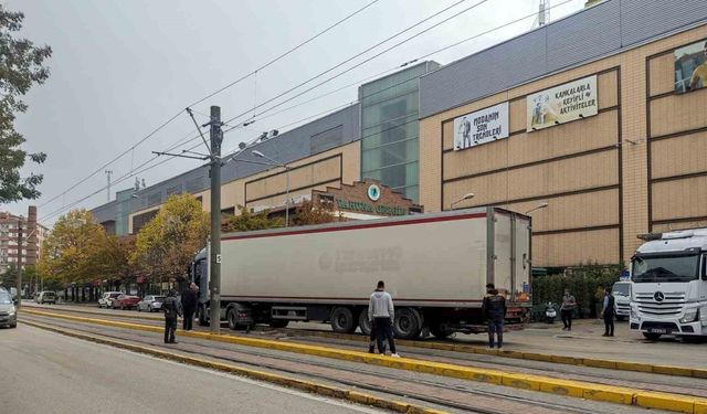 Kontrolden çıkan tır tramvay yoluna girdi, seferler aksadı