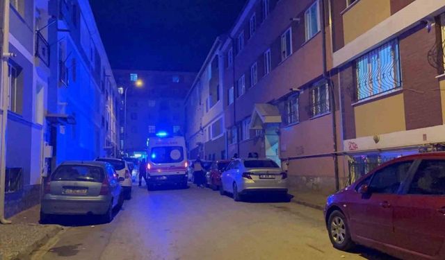 Kötü koku ihbarı üzerine gelen ekipler, yaşlı adamı evinde ölü buldu