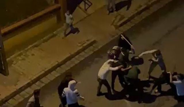 Küçükçekmece’de iki grup arasındaki sopalı kavga cep telefonu kamerasında