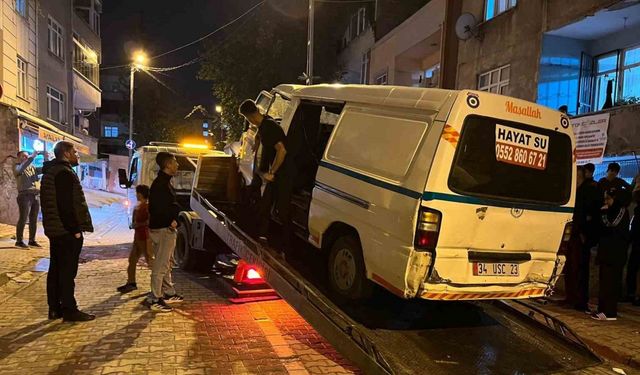 Küçükçekmece’de otomobil park halindeki 4 araca çarptı: 2 yaralı