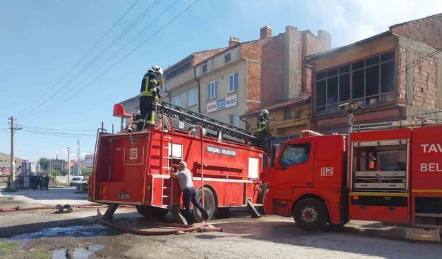 Kütahya’da iş yerindeki yangında 1 itfaiye eri yaralandı