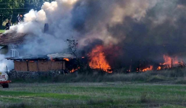 Kütahya’da yangında ev, traktör ve motosiklet kül oldu