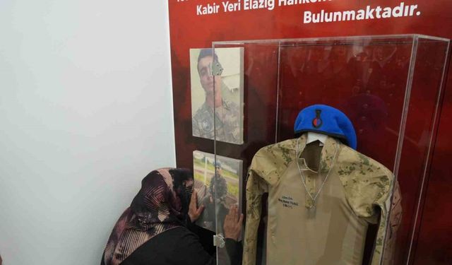 Kütüphaneye adı verilen askerin annesi, oğlunun fotoğrafını severek gözyaşı döktü