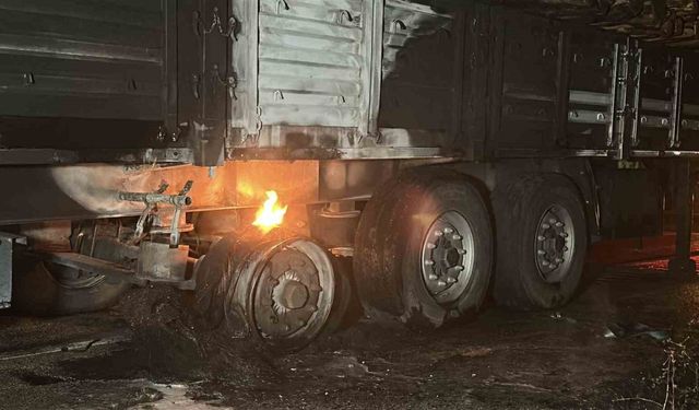 Lastikleri tutuşan tomruk yüklü tırı yanmaktan itfaiye kurtardı