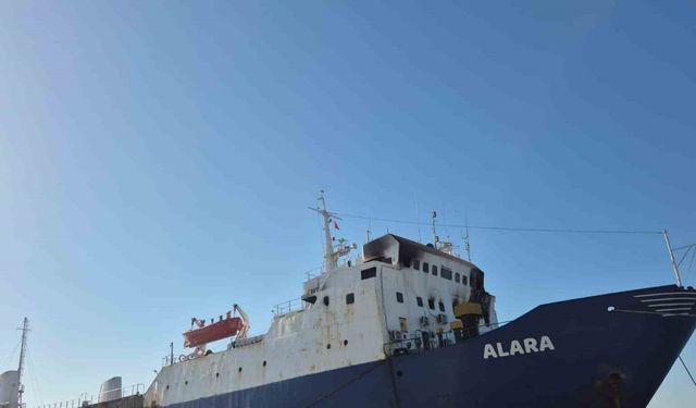 Limana bağlı yük gemisinde çıkan yangın söndürüldü