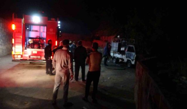 Malatya’da park halindeki araçta çıkan yangın paniğe neden oldu