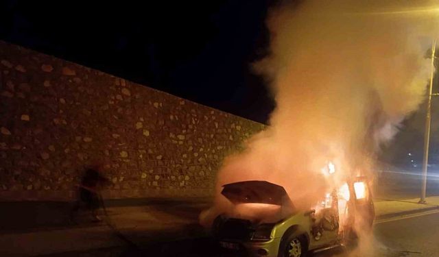 Malatya’da seyir halindeki otomobil alev aldı