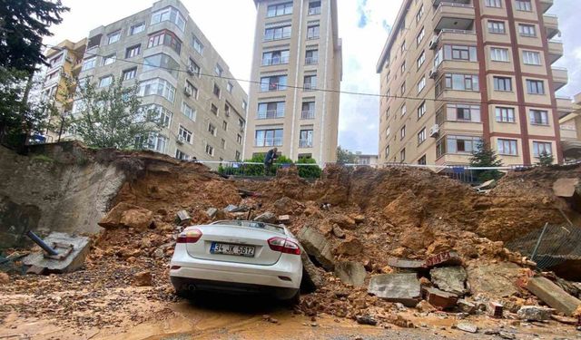 Maltepe’de istinat duvarı park halindeki 3 otomobilin üzerine çöktü