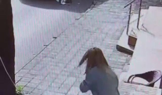 Maltepe’de yolun karşısına geçen kadına minibüs çarptı: Kaza anı kamerada