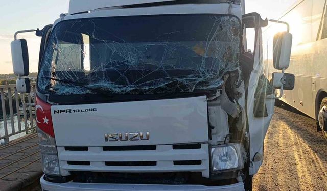 Manavgat’ta kamyon ile tır çarpıştı