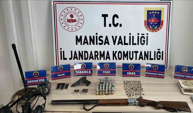 Manisa’da tarihi eser operasyonu: 289 obje, silahlar ve dedektör ele geçirildi