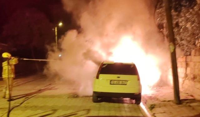 Manyas’ta park halindeki araç alev alev yandı