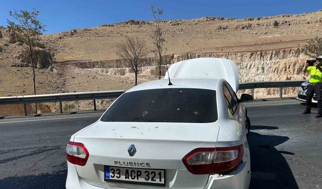 Mardin’de bariyerlere çarpan otomobilde maddi hasar meydana geldi