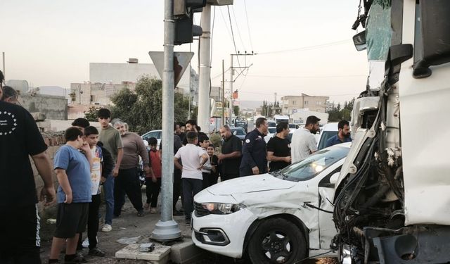 Mardin’de tır ile otomobil çarpıştı: 1 yaralı