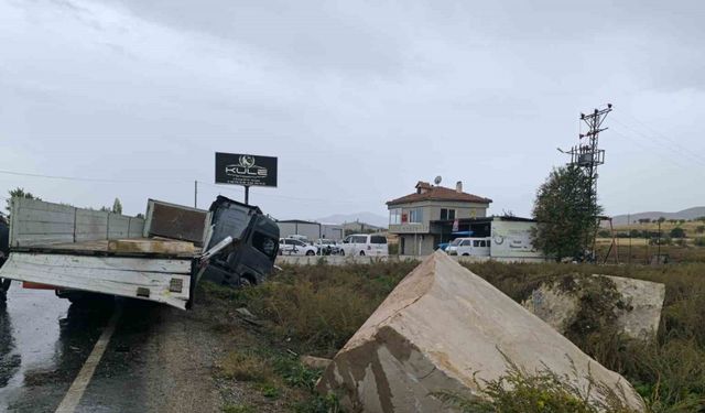 Mermer yüklü tırın metrelerce kaydığı anlar güvenlik kamerasında