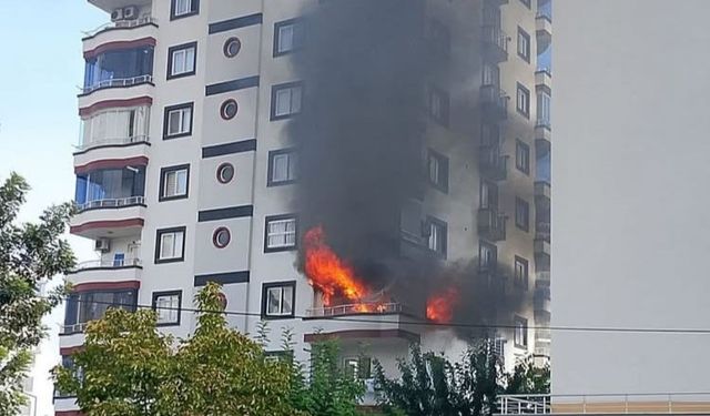 Mersin’de 9 katlı binada yangın: Alevler daireyi sardı