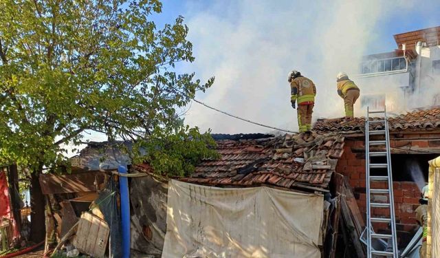 Metruk binada çıkan yangın korkuttu