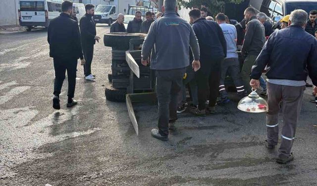 Midibüsün çarpması sonucu devrilen iş makinasının operatörü yaralandı