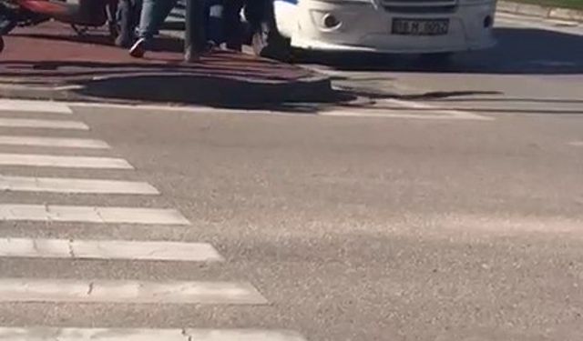 Bursa'da minibüs şoförü ile motokurye birbirine girdi
