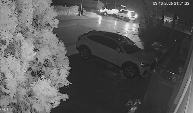 Minibüsle hafif ticari aracın çarpıştığı kaza kamerada