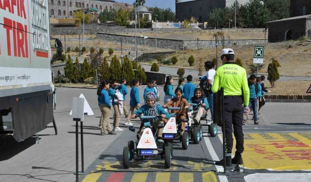Mobil trafik eğitim tırı Kars’ta