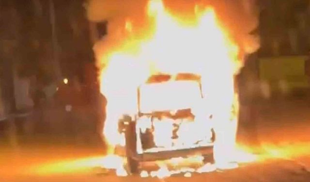 Motor kısmı alev alan araç saniyeler içinde ateş topuna döndü
