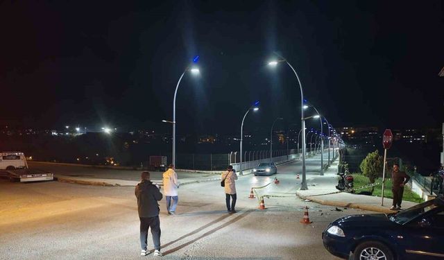 Motosiklet ile hafif ticari araç çarpıştı: 2 yaralı