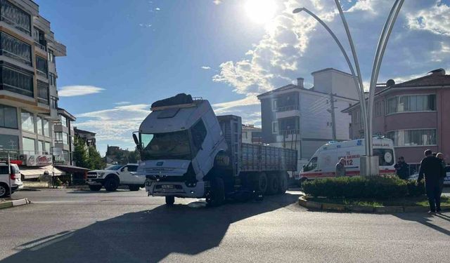 Motosiklet kamyonun altına girdi, sürücü kazayı hafif atlattı