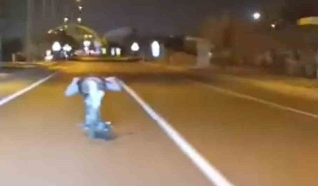 Motosikleti üzerine yatarak kullandı, ölüme davetiye çıkardı