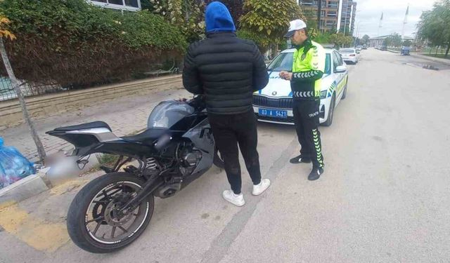 Motosikletinin plakasını bantla değiştiren sürücü polise yakalandı