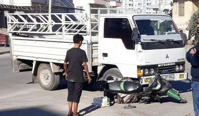 Motosikletle kamyonet çarpıştı, kaza anı kameraya yansıdı