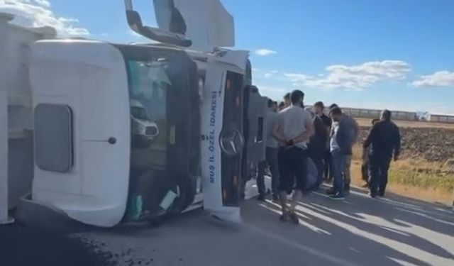 Muş’ta asfalt yüklü kamyon devrildi: 1 yaralı