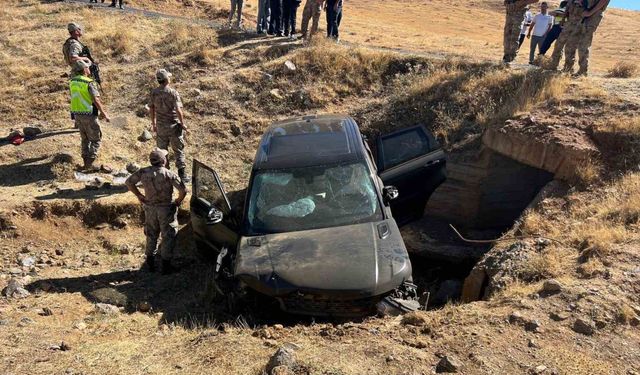 Muş’ta takla atan araç şarampole uçtu: 3 yaralı