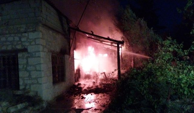 Müstakil ev alev alev yandı