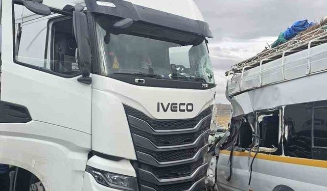 Nevşehir’de tarım işçilerini taşıyan minibüs tırla çarpıştı: 9 yaralı