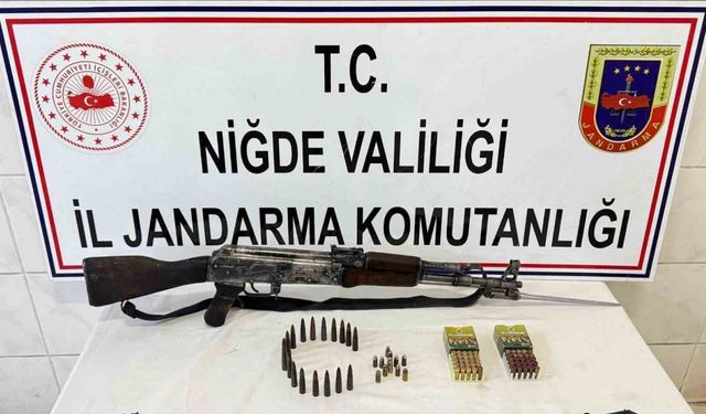 Niğde’de ruhsatsız silah operasyonu: Kaleşnikof ve tabancalar ele geçirildi