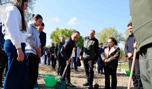 Öğrenciler, polis ekipleriyle birlikte fidan dikti