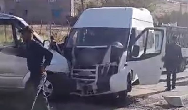 Öğretmenleri taşıyan minibüs ile yolcu aracı çarpıştı: 11 yaralı