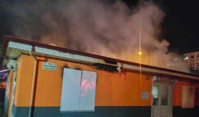 Okul kantininde çıkan yangın panikletti, alevler geceyi aydınlattı