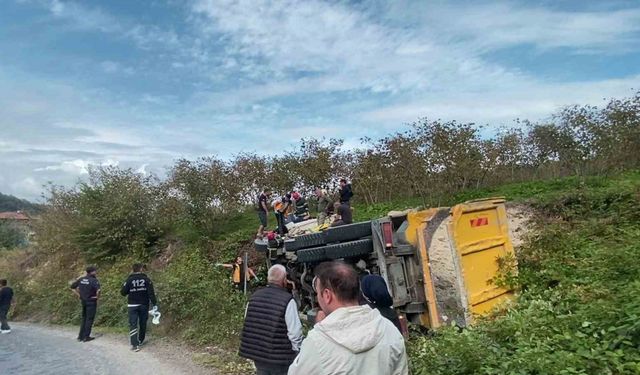 Ordu’da kil yüklü kamyon devrildi: 2 yaralı