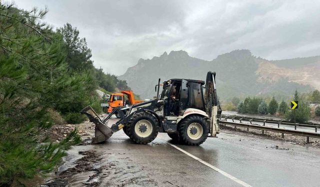 Osmaneli’de sel meydana geldi, D650 karayolu taş ve toprak ile kaplandı
