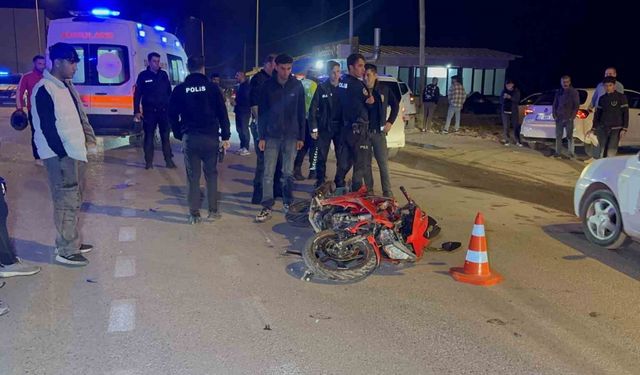 Otomobil ile motosiklet çarpıştı: 3 yaralı