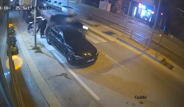 Otomobil, park halindeki araca çarptı: Yaya geçidinden geçerken ölümden döndüler