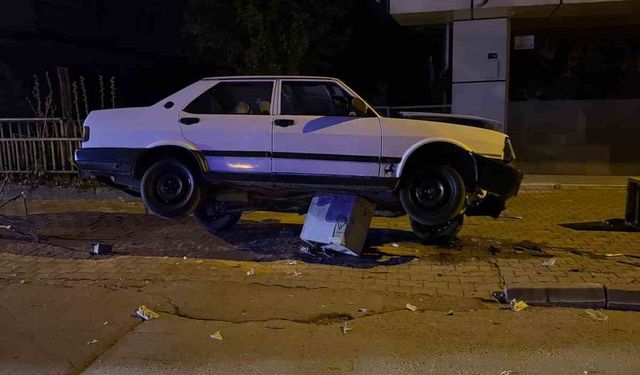 Otomobil trafoya çıktı: Sürücü yara almadan kurtuldu