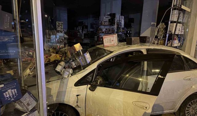 Otomobil züccaciye dükkana daldı: 1 yaralı
