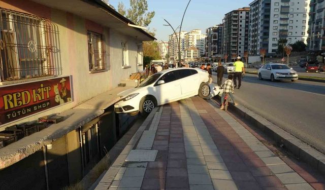Otomobilin çarptığı araç savrularak evin balkonuna girdi: 2’si çocuk 3 yaralı