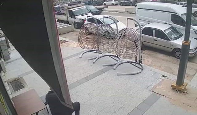 Otomobilin çarptığı yaşlı adam yaralandı: Kaza anı kamerada