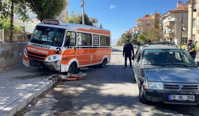 Otomobille çarpışan yolcu minibüsü kaldırıma çıktı: 3 yaralı