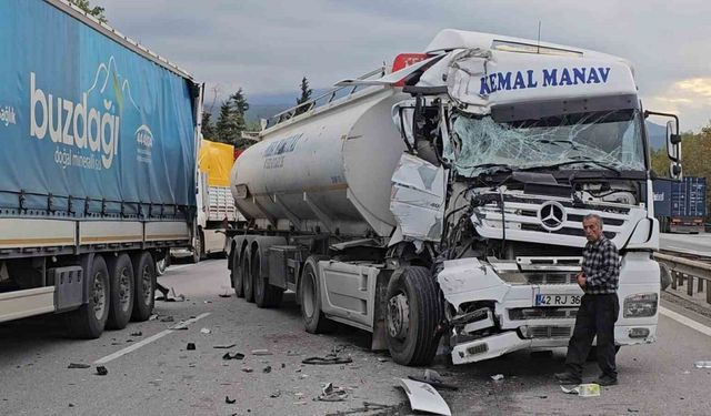 Otoyolda kaza: Hurdaya dönen tırdan burnu bile kanamadan çıktı