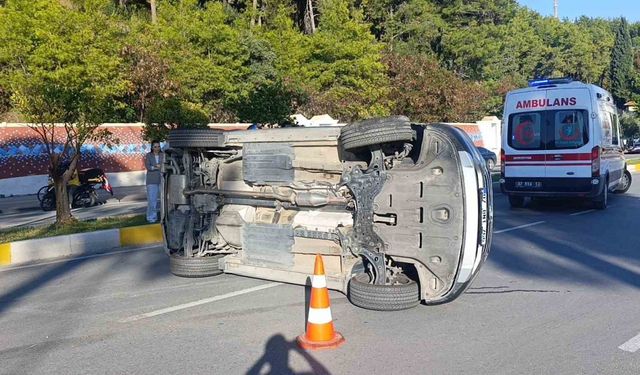 Park halindeki araçlara çarpıp yan yatan otomobilin sürücüsü yaralandı